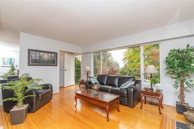 Katsura - living room before home renovation, an example to help homeowners decide whether to build a new house or renovate